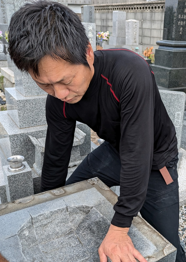 墓じまいの墓石を運ぶ筒木社長